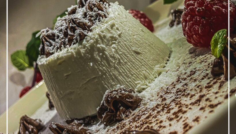 Cheesecake all’aroma di cocco con guarnizione alla Nutella su crumbles di brownie al cioccolato fondente.. 