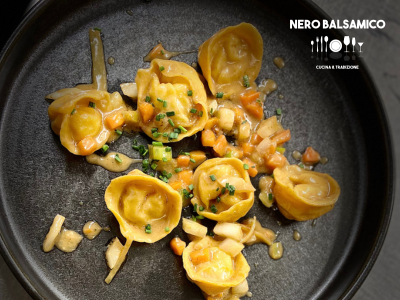 Tortelli di gambero, limone candito, verdure di stagione e bisque di crostacei