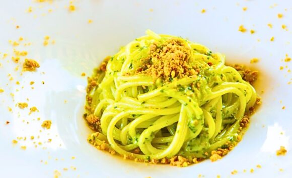 Trenette al pesto di basilico e pistacchio, un inno all’estate mediterranea