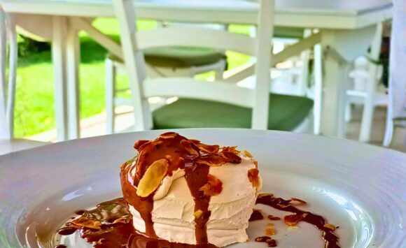 Un peccato di gola a cui è impossibile resistere: prova il nostro semifreddo al Nocino di Modena
